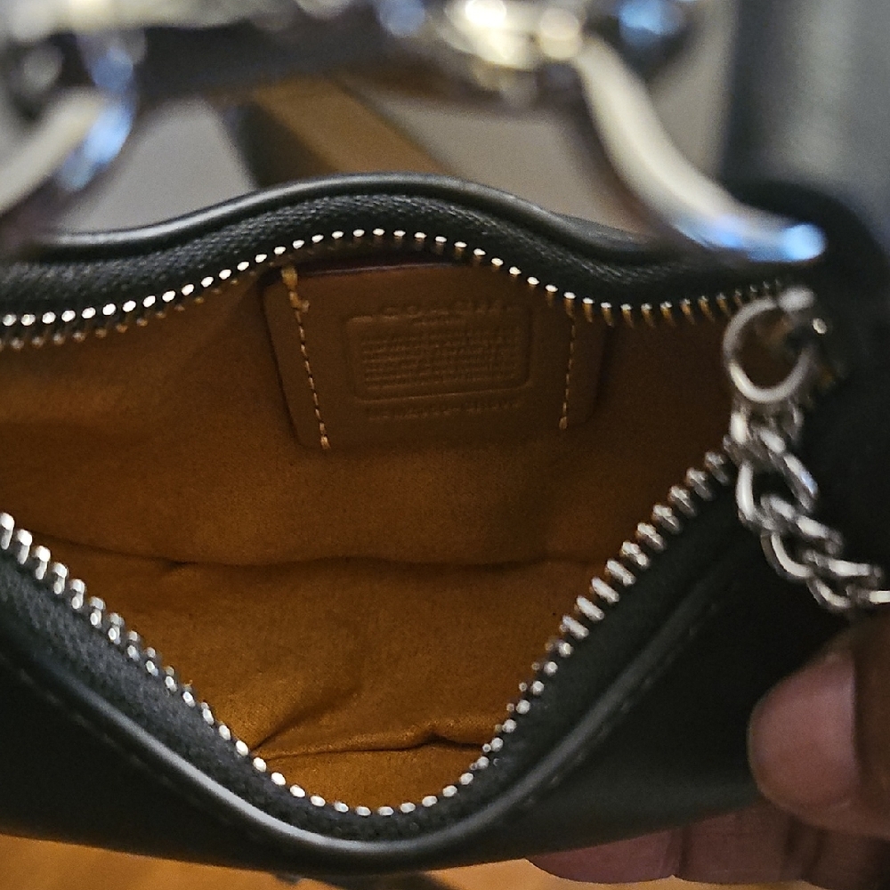 Chic Black Handbag - Picture 4 of 6